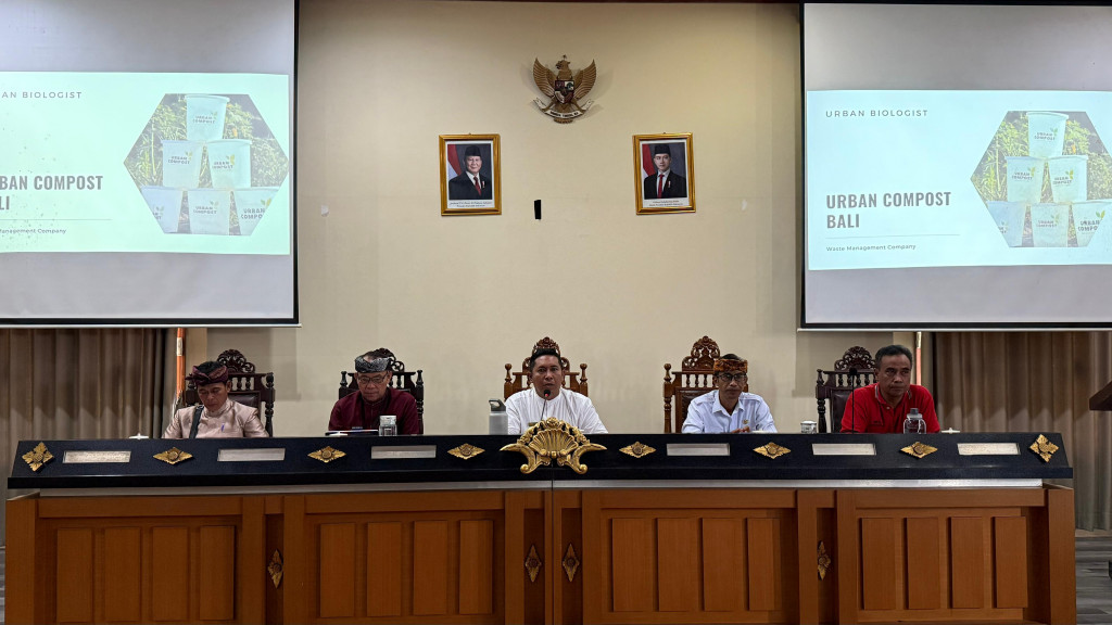 Sosialisasi Usaha Pengelolaan Sampah “Urban Compost” di Desa Darmasaba